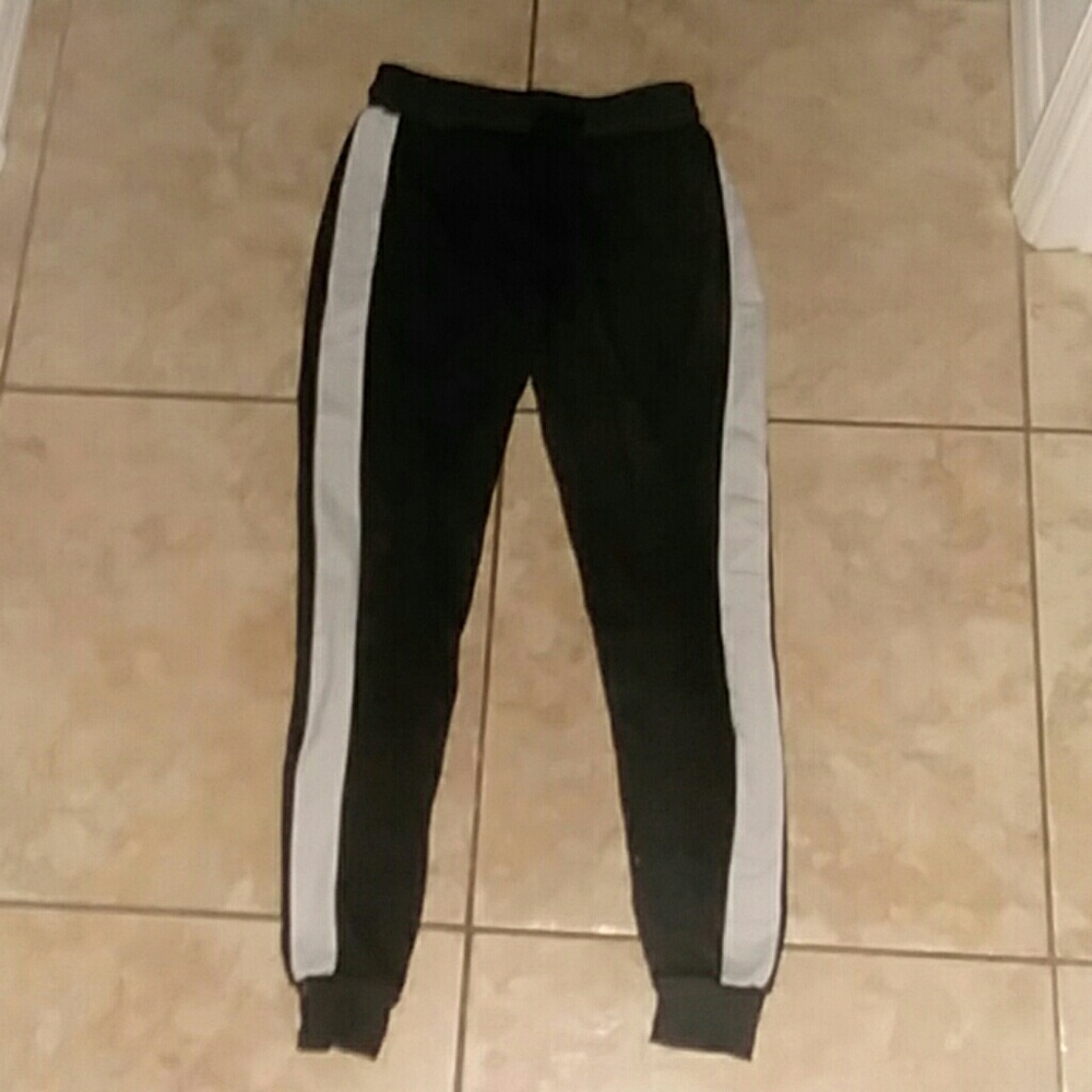 Black/white joggers